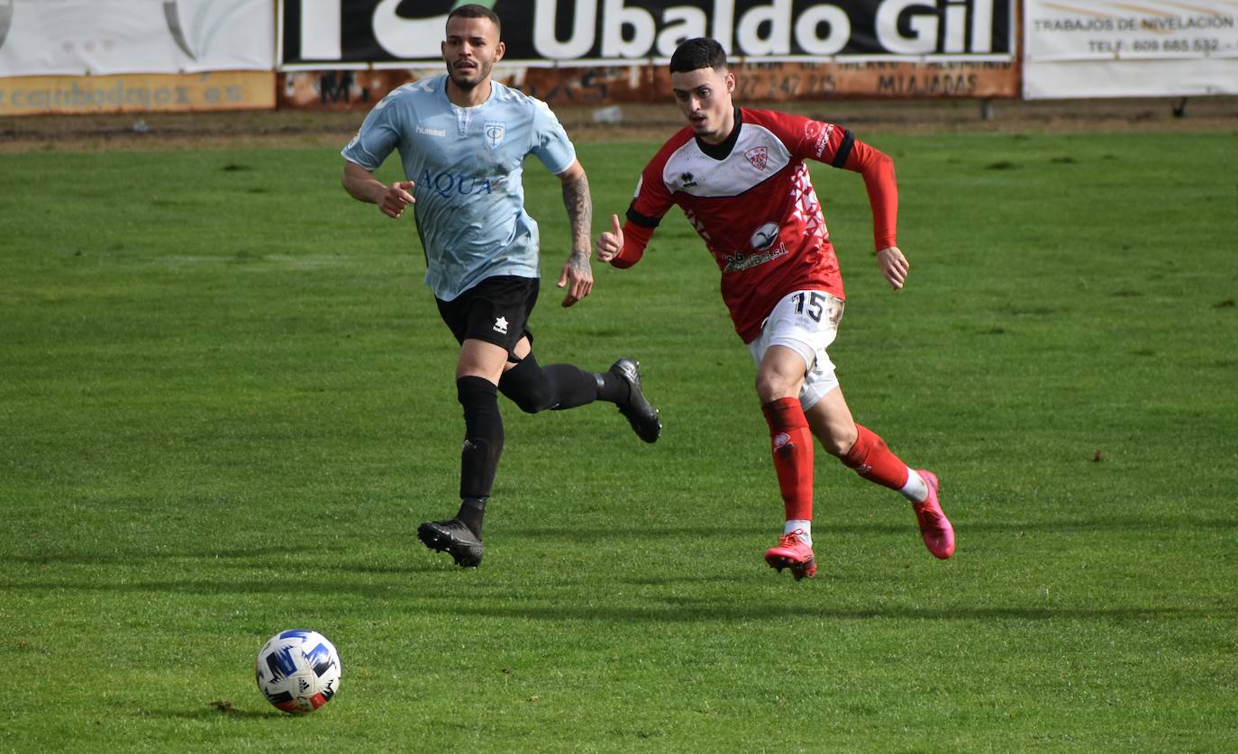 El Miajadas se reafirma como tercero de grupo tras el partido disputado ante el Trujillo, en el que, aunque Bryan aventajaba el marcador para los trujillanos, Edu Salles se encargó de igualar el partido para sentenciarlo en el 93, consiguiendo la victoria miajadeña a 2-1. 