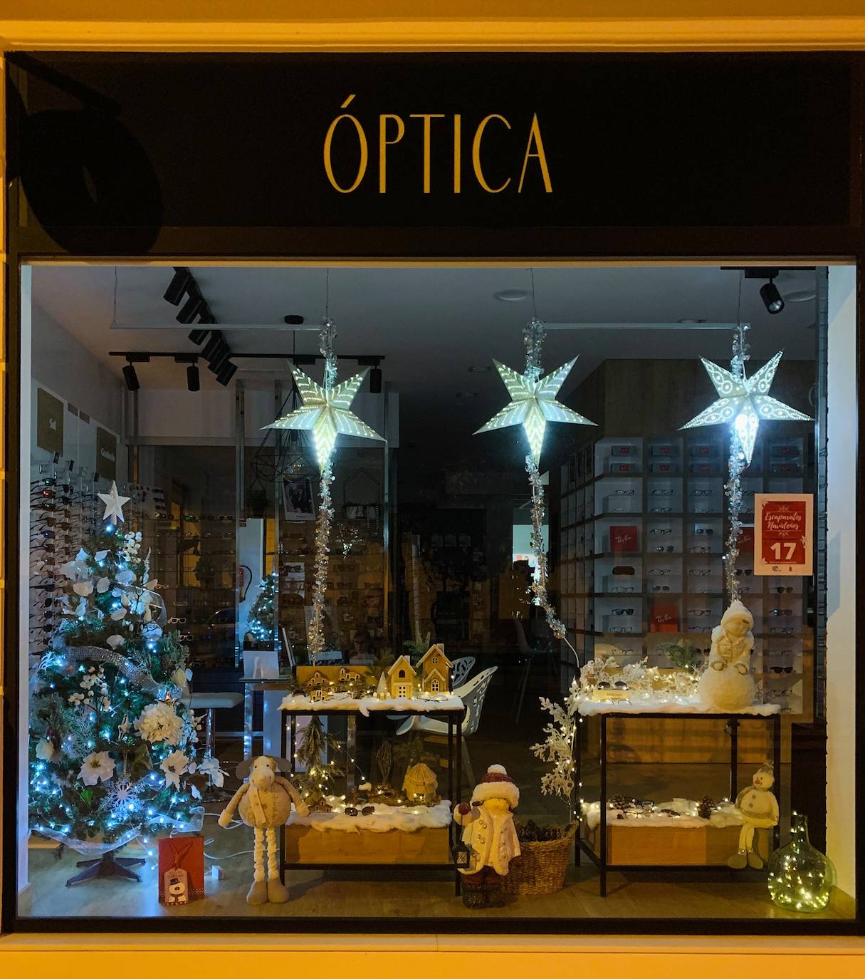 El pequeño comercio de Miajadas ha querido contribuir a dar ese toque navideño a las calles con sus escaparates y, ya de paso, convierten esta tradicional iniciativa en un original y divertido concurso en el que sus clientes también pueden aportar su granito de arena votando a través del álbum  https://www.facebook.com/media/set?vanity=Asoc.ACOMIC&set=a.986404048551185 o visitándolos personalmente para disfrutar de ellos . 