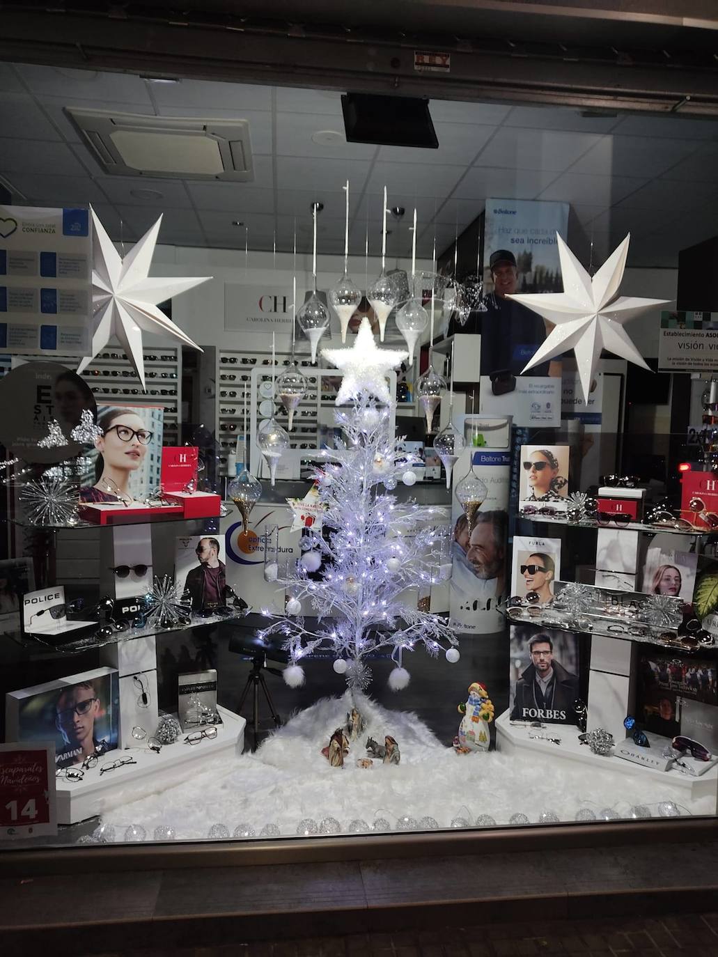 El pequeño comercio de Miajadas ha querido contribuir a dar ese toque navideño a las calles con sus escaparates y, ya de paso, convierten esta tradicional iniciativa en un original y divertido concurso en el que sus clientes también pueden aportar su granito de arena votando a través del álbum  https://www.facebook.com/media/set?vanity=Asoc.ACOMIC&set=a.986404048551185 o visitándolos personalmente para disfrutar de ellos . 