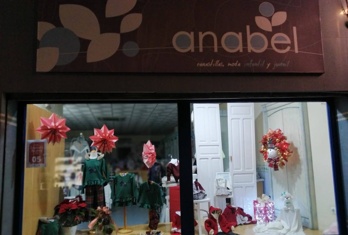 El pequeño comercio de Miajadas ha querido contribuir a dar ese toque navideño a las calles con sus escaparates y, ya de paso, convierten esta tradicional iniciativa en un original y divertido concurso en el que sus clientes también pueden aportar su granito de arena votando a través del álbum  https://www.facebook.com/media/set?vanity=Asoc.ACOMIC&set=a.986404048551185 o visitándolos personalmente para disfrutar de ellos . 