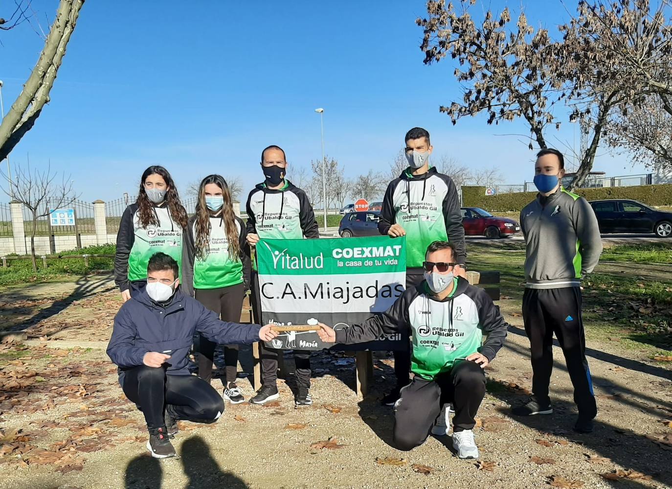 El concejal de Deportes Jesús Sánchez junto a miembros del Club de Atletismo Miajadas en el parque 'La laguna', donde han recogido el testigo 