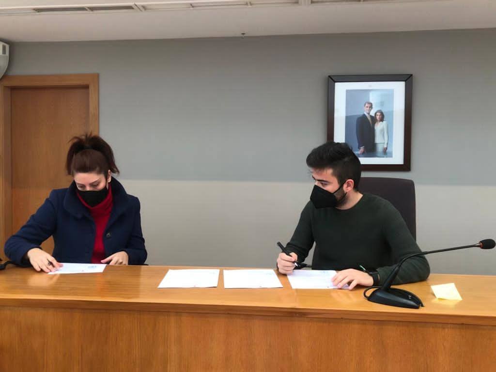 Firma entre la Asociación felina 7 vidas y Jesús Sánchez, concejal de Desarrollo local 