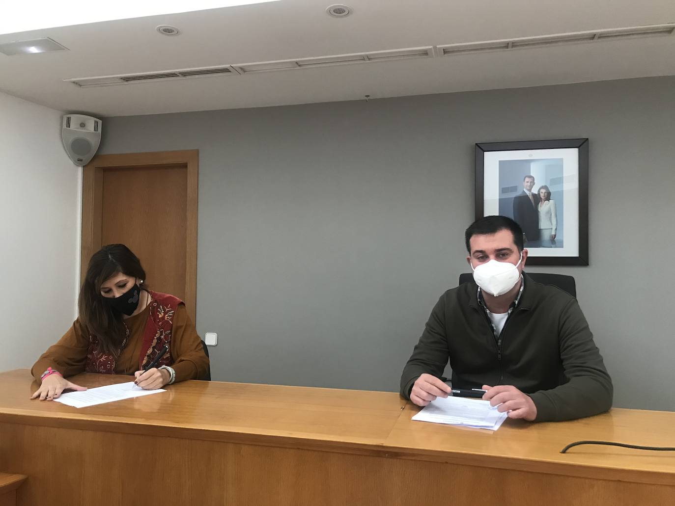 Firma entre ACOMIC y Luis Alcántara, 1º Teniente Alcalde 