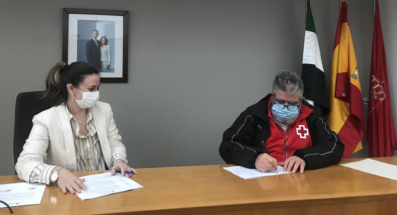 Firma entre Isabel Ruiz Correyero, concejala de Bienestar Social, Solidaridad e Integración, y Cruz Roja 