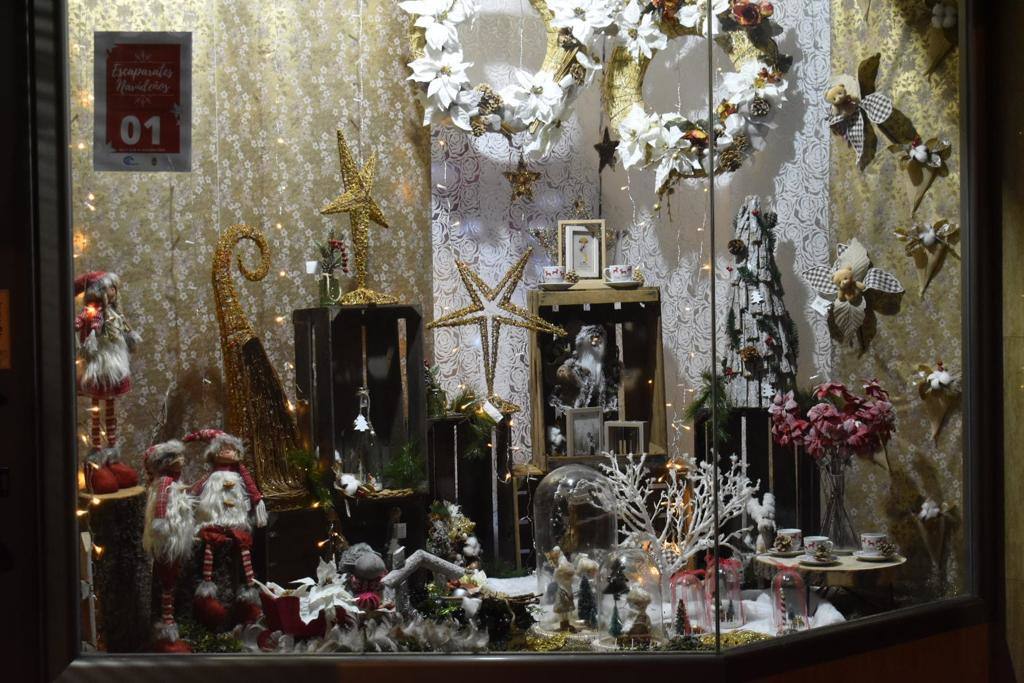 El escaparate de Floristería Abril cuenta con los más variopintos personajes navideños 