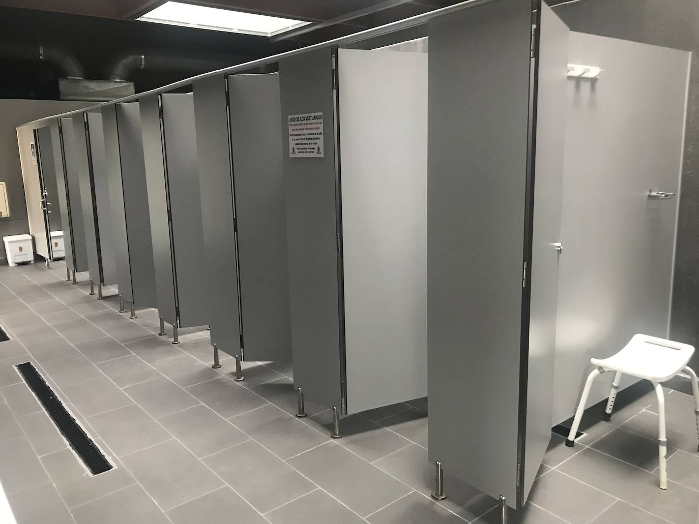 Nuevas duchas de los vestuarios de la piscina climatizada 