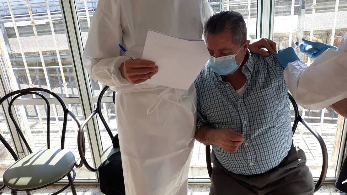 Las residencias de mayores San Martín de Porres y Novoger, junto con los pisos tutelados de Miajadas, han recibido hoy, por fin, las primeras vacunas contra la Covid-19. Un rayo de luz tras diez meses de oscuridad. ESPERANZA 