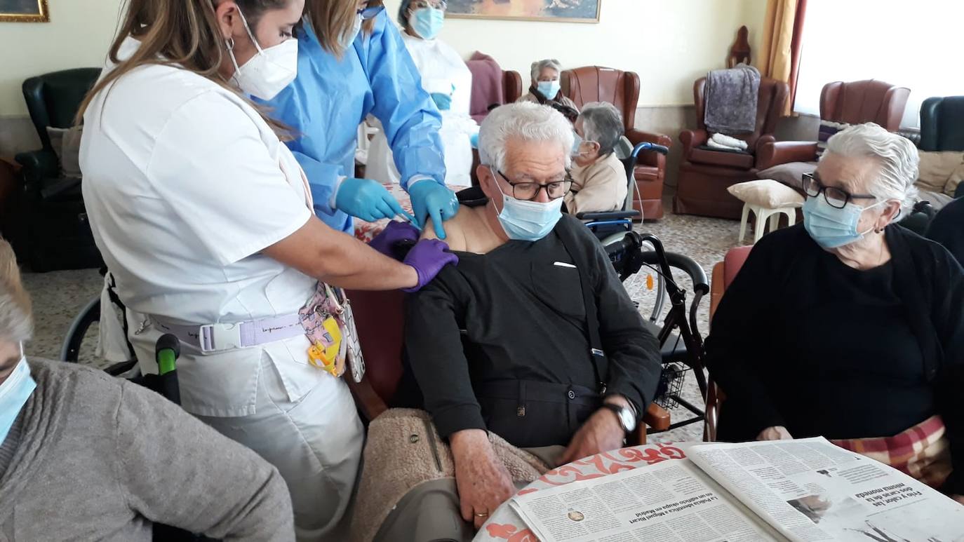 Las residencias de mayores San Martín de Porres y Novoger, junto con los pisos tutelados de Miajadas, han recibido hoy, por fin, las primeras vacunas contra la Covid-19. Un rayo de luz tras diez meses de oscuridad. ESPERANZA 