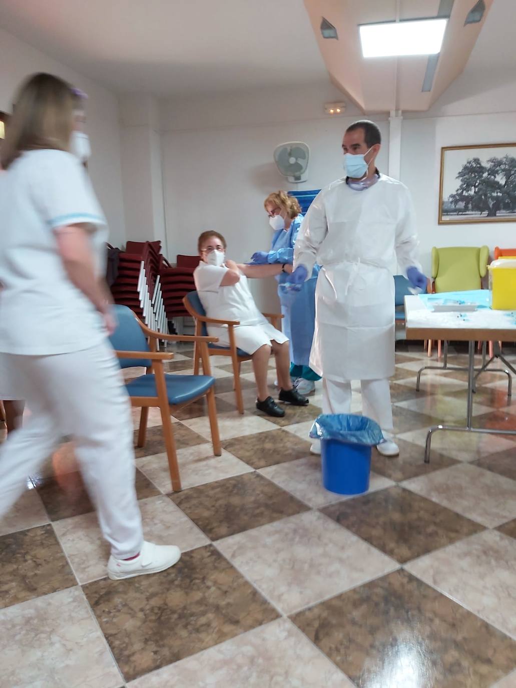 Las residencias de mayores San Martín de Porres y Novoger, junto con los pisos tutelados de Miajadas, han recibido hoy, por fin, las primeras vacunas contra la Covid-19. Un rayo de luz tras diez meses de oscuridad. ESPERANZA 