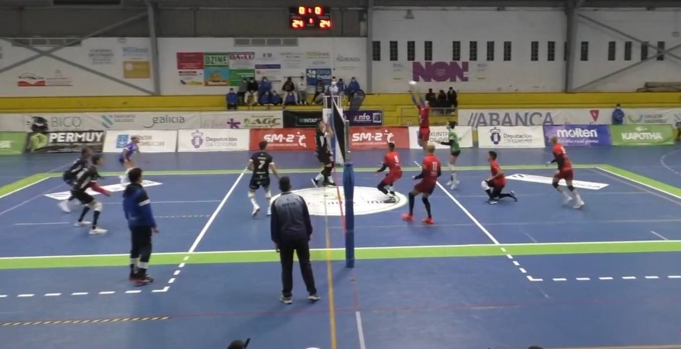 Tras un intenso quinto set, el Extremadura Grupo Laura Otero perdió 3-2 frente al San Sadurniño