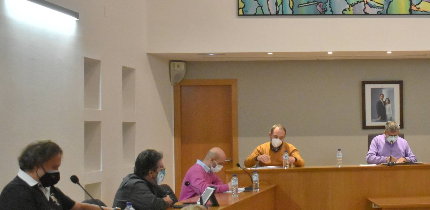 Juan Leopoldo García, segundo por la izquierda, concejal de Unidas Por Miajadas 
