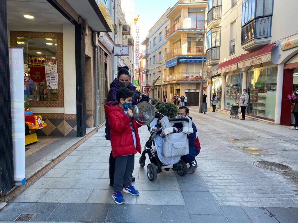 Comerciantes y hosteleros de Miajadas, tanto empresarios como sus trabajadores, continúan luchando por sus derechos, puesto que ambos sectores se han visto directamente afectados por la situación sanitaria de la Covid-19, que ha llevado al cierre de los negocios considerados 'no esenciales' para intentar controlar los contagios. Algunos incluso se han visto obligados a cerrar definitivamente. Cada día, desde el pasado 7 de enero, profesionales y vecinos realizan caceroladas a las 12 del mediodía como protesta ante esta situación. El pasado 19 de enero llevaron a cabo la primera caravana reivindicativa 'Ingresos 0 Impuestos 0', repitiéndola este martes 2 de febrero. Aunque el comercio menor de 400 metros cuadrados y el mercadillo ambulante pueden abrir desde el 29 de enero en horario y aforo limitado, lo cierto es que la hostelería continúa cerrada, así como los establecimientos que no cumplen las condiciones establecidas. Por ello, la Asociación de Comerciantes y Empresarios de Miajadas y Comarca continúa su lucha, defendiendo que ellos no son culpables. 