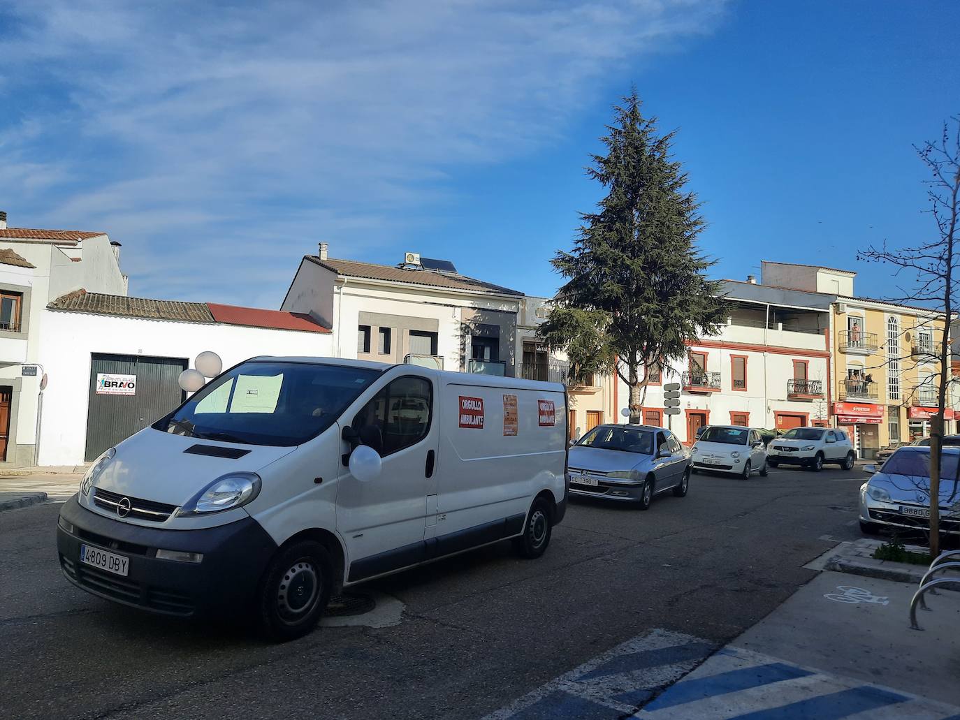 Comerciantes y hosteleros de Miajadas, tanto empresarios como sus trabajadores, continúan luchando por sus derechos, puesto que ambos sectores se han visto directamente afectados por la situación sanitaria de la Covid-19, que ha llevado al cierre de los negocios considerados 'no esenciales' para intentar controlar los contagios. Algunos incluso se han visto obligados a cerrar definitivamente. Cada día, desde el pasado 7 de enero, profesionales y vecinos realizan caceroladas a las 12 del mediodía como protesta ante esta situación. El pasado 19 de enero llevaron a cabo la primera caravana reivindicativa 'Ingresos 0 Impuestos 0', repitiéndola este martes 2 de febrero. Aunque el comercio menor de 400 metros cuadrados y el mercadillo ambulante pueden abrir desde el 29 de enero en horario y aforo limitado, lo cierto es que la hostelería continúa cerrada, así como los establecimientos que no cumplen las condiciones establecidas. Por ello, la Asociación de Comerciantes y Empresarios de Miajadas y Comarca continúa su lucha, defendiendo que ellos no son culpables. 