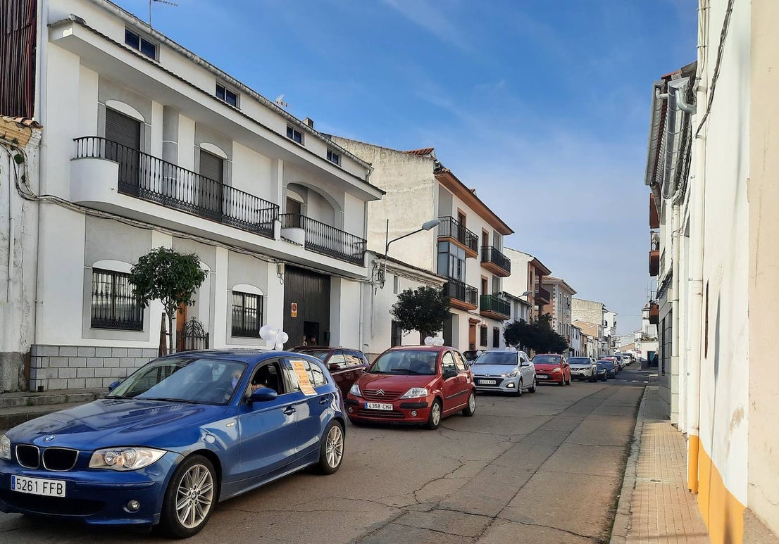 Comerciantes y hosteleros de Miajadas, tanto empresarios como sus trabajadores, continúan luchando por sus derechos, puesto que ambos sectores se han visto directamente afectados por la situación sanitaria de la Covid-19, que ha llevado al cierre de los negocios considerados 'no esenciales' para intentar controlar los contagios. Algunos incluso se han visto obligados a cerrar definitivamente. Cada día, desde el pasado 7 de enero, profesionales y vecinos realizan caceroladas a las 12 del mediodía como protesta ante esta situación. El pasado 19 de enero llevaron a cabo la primera caravana reivindicativa 'Ingresos 0 Impuestos 0', repitiéndola este martes 2 de febrero. Aunque el comercio menor de 400 metros cuadrados y el mercadillo ambulante pueden abrir desde el 29 de enero en horario y aforo limitado, lo cierto es que la hostelería continúa cerrada, así como los establecimientos que no cumplen las condiciones establecidas. Por ello, la Asociación de Comerciantes y Empresarios de Miajadas y Comarca continúa su lucha, defendiendo que ellos no son culpables. 