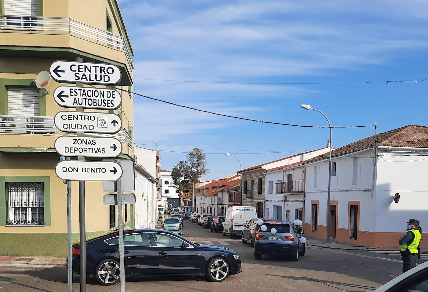 Comerciantes y hosteleros de Miajadas, tanto empresarios como sus trabajadores, continúan luchando por sus derechos, puesto que ambos sectores se han visto directamente afectados por la situación sanitaria de la Covid-19, que ha llevado al cierre de los negocios considerados 'no esenciales' para intentar controlar los contagios. Algunos incluso se han visto obligados a cerrar definitivamente. Cada día, desde el pasado 7 de enero, profesionales y vecinos realizan caceroladas a las 12 del mediodía como protesta ante esta situación. El pasado 19 de enero llevaron a cabo la primera caravana reivindicativa 'Ingresos 0 Impuestos 0', repitiéndola este martes 2 de febrero. Aunque el comercio menor de 400 metros cuadrados y el mercadillo ambulante pueden abrir desde el 29 de enero en horario y aforo limitado, lo cierto es que la hostelería continúa cerrada, así como los establecimientos que no cumplen las condiciones establecidas. Por ello, la Asociación de Comerciantes y Empresarios de Miajadas y Comarca continúa su lucha, defendiendo que ellos no son culpables. 