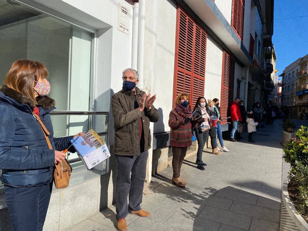 Comerciantes y hosteleros de Miajadas, tanto empresarios como sus trabajadores, continúan luchando por sus derechos, puesto que ambos sectores se han visto directamente afectados por la situación sanitaria de la Covid-19, que ha llevado al cierre de los negocios considerados 'no esenciales' para intentar controlar los contagios. Algunos incluso se han visto obligados a cerrar definitivamente. Cada día, desde el pasado 7 de enero, profesionales y vecinos realizan caceroladas a las 12 del mediodía como protesta ante esta situación. El pasado 19 de enero llevaron a cabo la primera caravana reivindicativa 'Ingresos 0 Impuestos 0', repitiéndola este martes 2 de febrero. Aunque el comercio menor de 400 metros cuadrados y el mercadillo ambulante pueden abrir desde el 29 de enero en horario y aforo limitado, lo cierto es que la hostelería continúa cerrada, así como los establecimientos que no cumplen las condiciones establecidas. Por ello, la Asociación de Comerciantes y Empresarios de Miajadas y Comarca continúa su lucha, defendiendo que ellos no son culpables. 