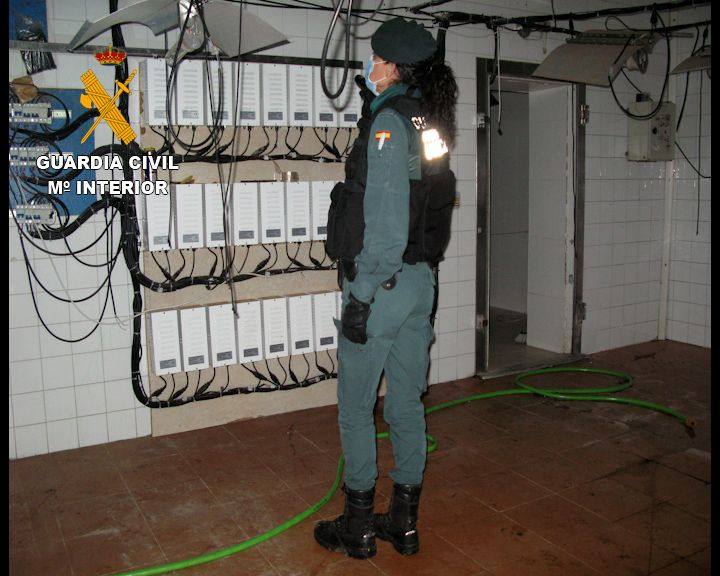 Los agenets pudieron constatar la existencia de un sofisticado sistema de conexión ilegal a la red eléctrica 