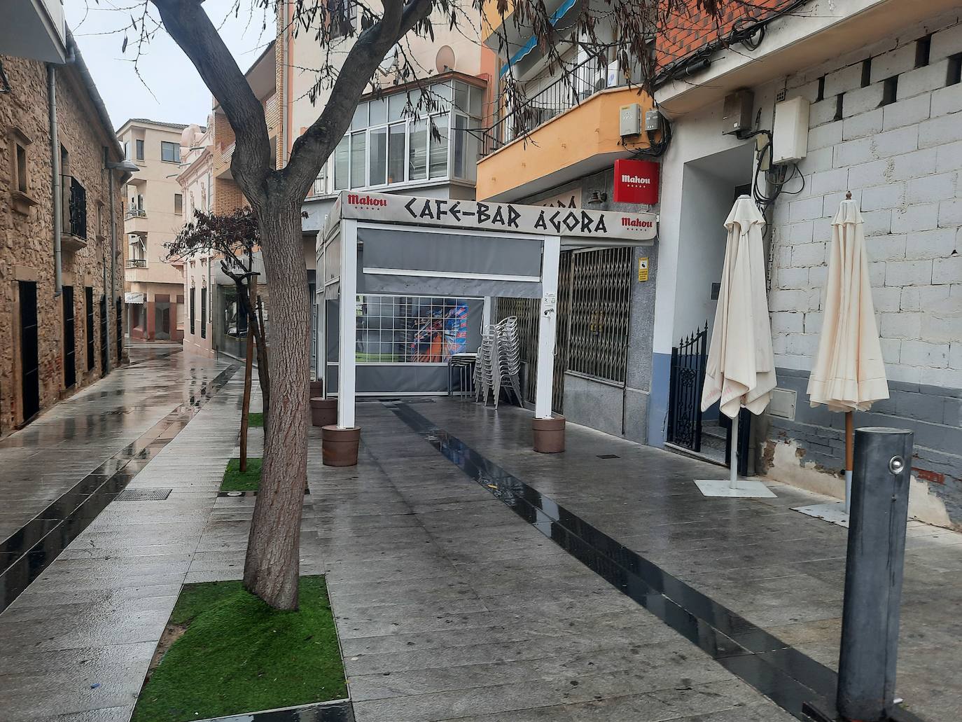 Café-bar Ágora, situado en la Plaza de España de Miajadas, uno de los establecimientos que continuará cerrado 