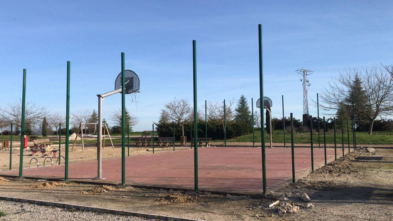 Obras en marcha en la pista de baloncesto 