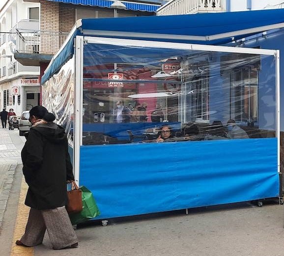 Algunos establecimientos como el bar 'Alambique' ofrecen también la opción de una terraza semi cubierta 