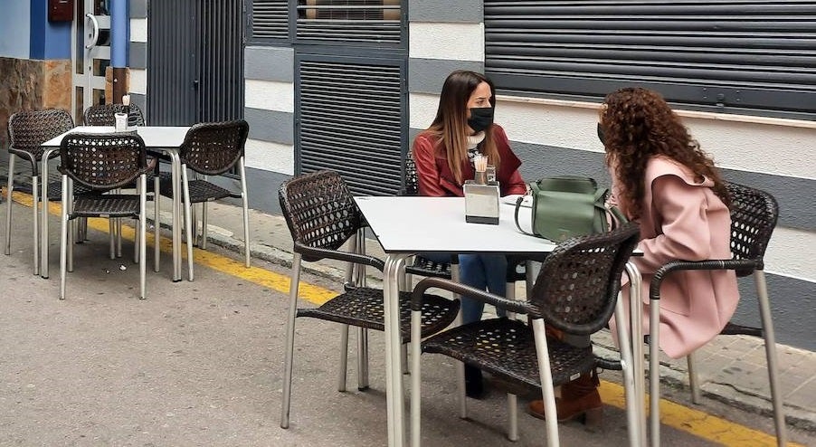 La mayoría de clientes saben que deben mantener la mascarilla puesta aunque estén en terraza 