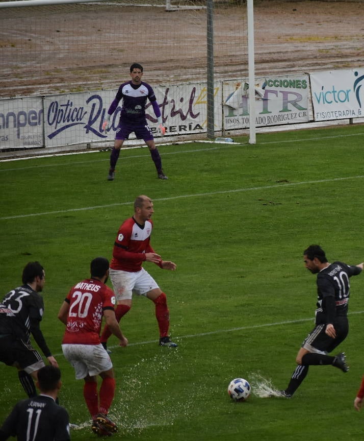 Disparo de Tomé a portería 