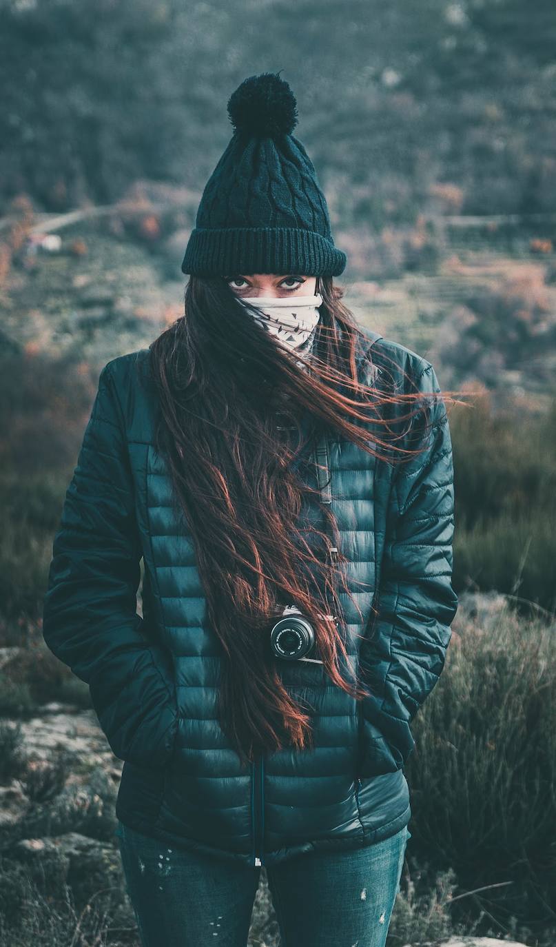 Un total de 33 imágenes muestran la esencia femenina: raza, valentía, experiencia, ahínco, esperanza, entusiasmo, añoranza, ángel, soñadora, libre, luchadora, risueña,... pero sobre todo, mujer. 