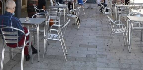 Vecinos denunciaron el mal uso de mascarillas, acercamiento de mesas por parte de los clientes y aglomeración de personas 