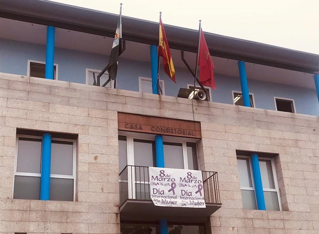 Pancarta que luce en la fachada del Ayuntamiento 