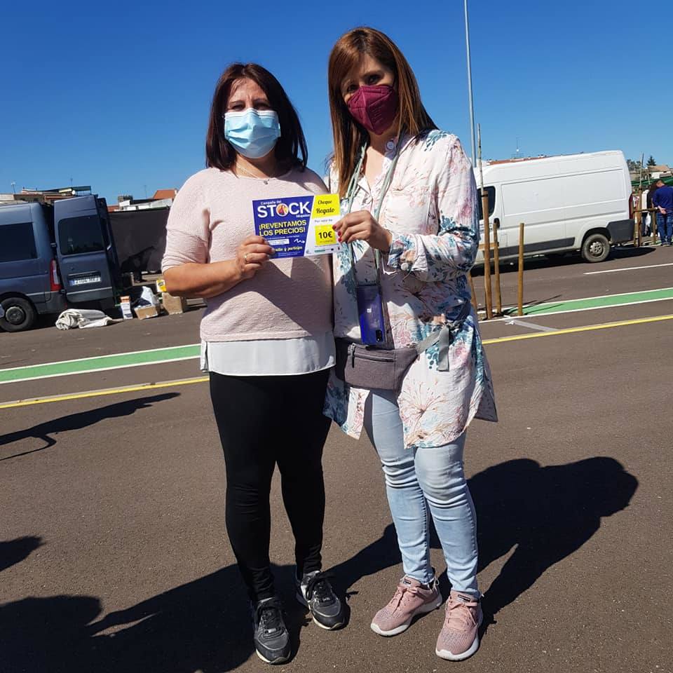El sol, las altas temperaturas y las buenas compra-ventas pusieron la guinda a la Campaña del Stock en Miajadas. Vecinos y visitantes se animaron a dar un paseo por la zona del mercadillo donde el domingo se instalaron un total de 18 comerciantes de la localidad, quienes a su vez pasaron un gran día en familia. Ropa y calzado para todas las edades, complementos, artículos de decoración, muebles, productos de herboristería, jardinería, todo para las mascotas, aperitivos,.... Durante la jornada entregaron el cheque de 10 euros y al final de ella sortearon en directo los tres cheques de 60, 80 y 150 euros entre los clientes. 