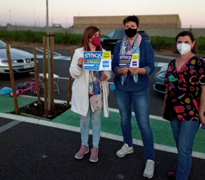 El sol, las altas temperaturas y las buenas compra-ventas pusieron la guinda a la Campaña del Stock en Miajadas. Vecinos y visitantes se animaron a dar un paseo por la zona del mercadillo donde el domingo se instalaron un total de 18 comerciantes de la localidad, quienes a su vez pasaron un gran día en familia. Ropa y calzado para todas las edades, complementos, artículos de decoración, muebles, productos de herboristería, jardinería, todo para las mascotas, aperitivos,.... Durante la jornada entregaron el cheque de 10 euros y al final de ella sortearon en directo los tres cheques de 60, 80 y 150 euros entre los clientes. 
