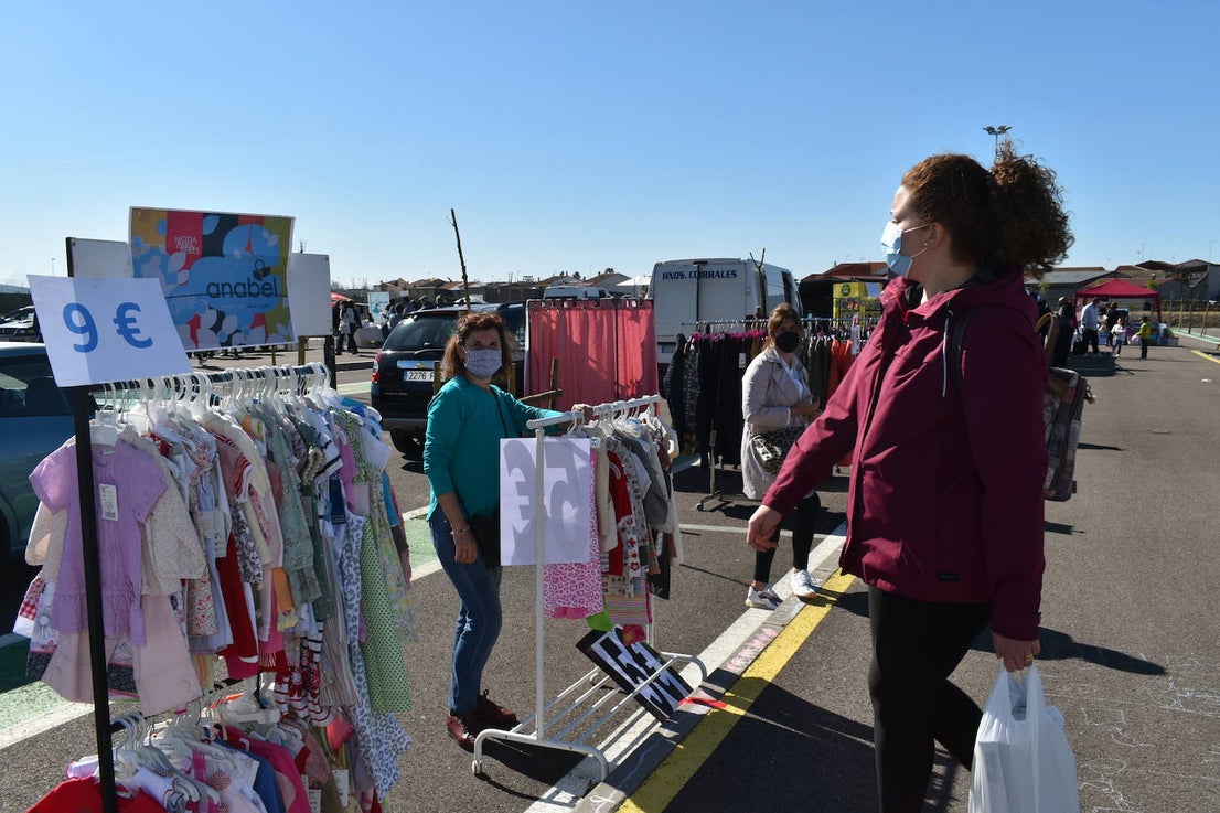 El sol, las altas temperaturas y las buenas compra-ventas pusieron la guinda a la Campaña del Stock en Miajadas. Vecinos y visitantes se animaron a dar un paseo por la zona del mercadillo donde el domingo se instalaron un total de 18 comerciantes de la localidad, quienes a su vez pasaron un gran día en familia. Ropa y calzado para todas las edades, complementos, artículos de decoración, muebles, productos de herboristería, jardinería, todo para las mascotas, aperitivos,.... Durante la jornada entregaron el cheque de 10 euros y al final de ella sortearon en directo los tres cheques de 60, 80 y 150 euros entre los clientes. 