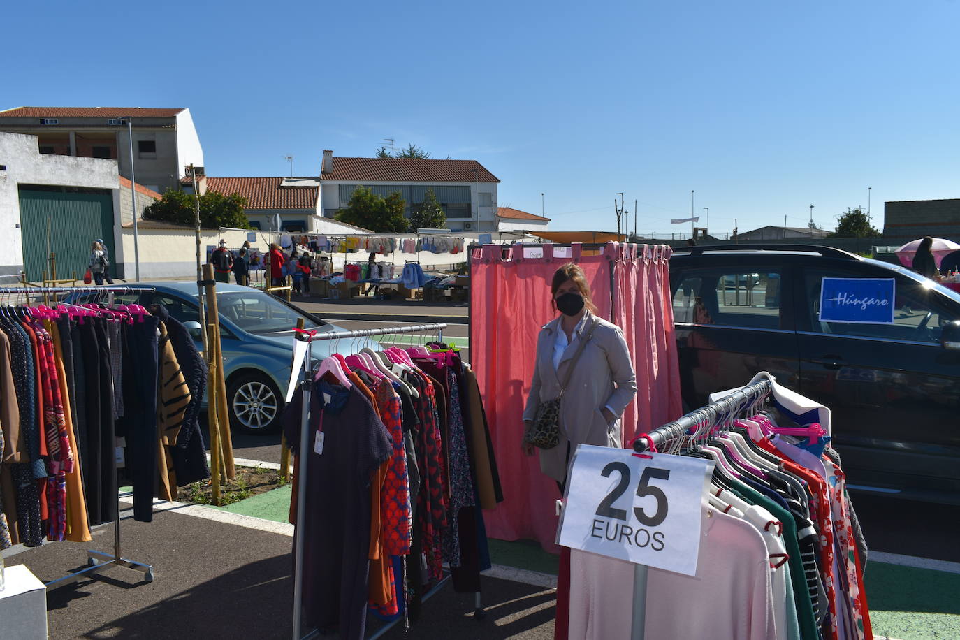 El sol, las altas temperaturas y las buenas compra-ventas pusieron la guinda a la Campaña del Stock en Miajadas. Vecinos y visitantes se animaron a dar un paseo por la zona del mercadillo donde el domingo se instalaron un total de 18 comerciantes de la localidad, quienes a su vez pasaron un gran día en familia. Ropa y calzado para todas las edades, complementos, artículos de decoración, muebles, productos de herboristería, jardinería, todo para las mascotas, aperitivos,.... Durante la jornada entregaron el cheque de 10 euros y al final de ella sortearon en directo los tres cheques de 60, 80 y 150 euros entre los clientes. 