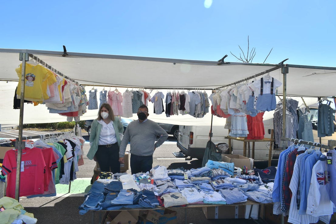 El sol, las altas temperaturas y las buenas compra-ventas pusieron la guinda a la Campaña del Stock en Miajadas. Vecinos y visitantes se animaron a dar un paseo por la zona del mercadillo donde el domingo se instalaron un total de 18 comerciantes de la localidad, quienes a su vez pasaron un gran día en familia. Ropa y calzado para todas las edades, complementos, artículos de decoración, muebles, productos de herboristería, jardinería, todo para las mascotas, aperitivos,.... Durante la jornada entregaron el cheque de 10 euros y al final de ella sortearon en directo los tres cheques de 60, 80 y 150 euros entre los clientes. 