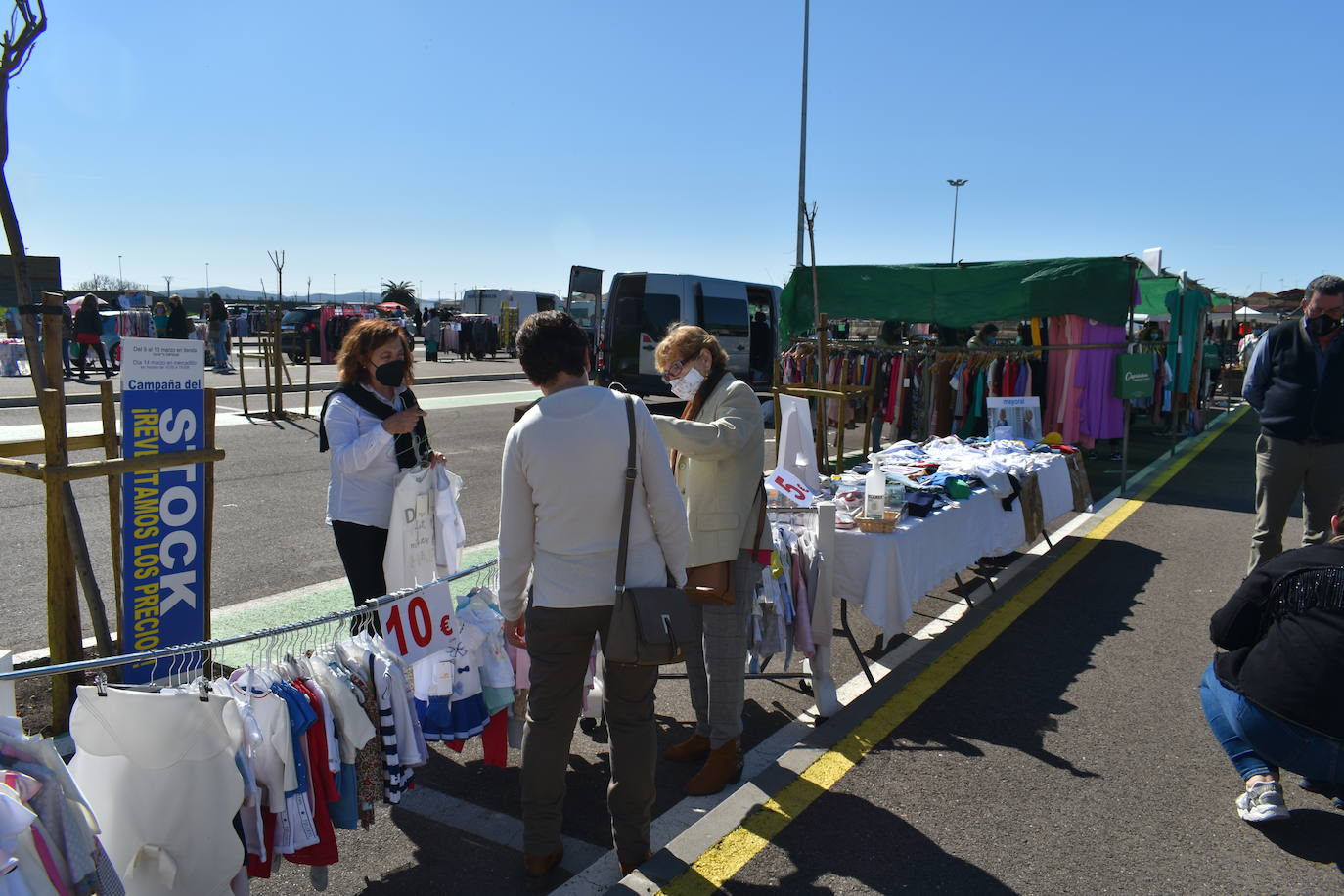 El sol, las altas temperaturas y las buenas compra-ventas pusieron la guinda a la Campaña del Stock en Miajadas. Vecinos y visitantes se animaron a dar un paseo por la zona del mercadillo donde el domingo se instalaron un total de 18 comerciantes de la localidad, quienes a su vez pasaron un gran día en familia. Ropa y calzado para todas las edades, complementos, artículos de decoración, muebles, productos de herboristería, jardinería, todo para las mascotas, aperitivos,.... Durante la jornada entregaron el cheque de 10 euros y al final de ella sortearon en directo los tres cheques de 60, 80 y 150 euros entre los clientes. 