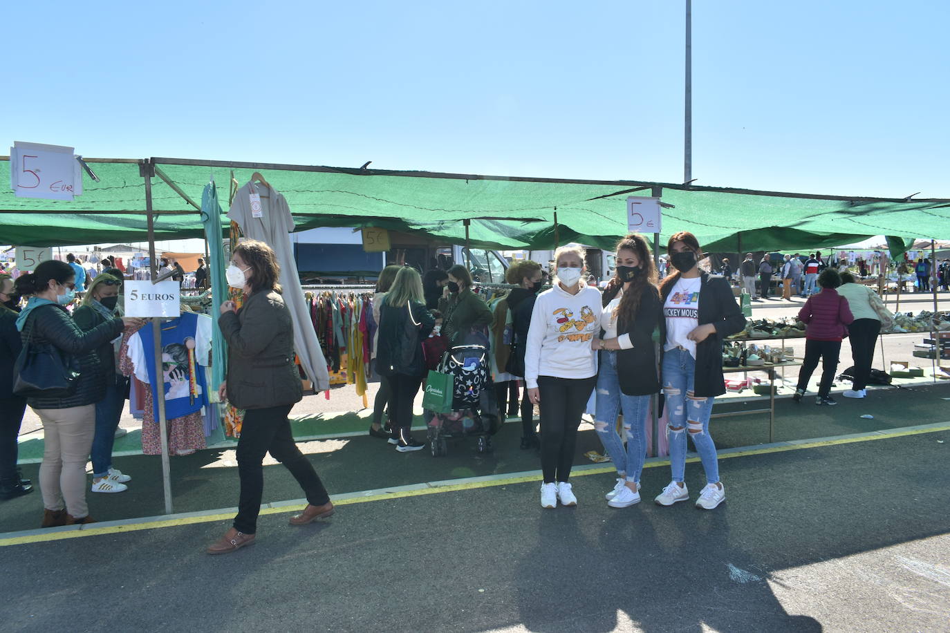 El sol, las altas temperaturas y las buenas compra-ventas pusieron la guinda a la Campaña del Stock en Miajadas. Vecinos y visitantes se animaron a dar un paseo por la zona del mercadillo donde el domingo se instalaron un total de 18 comerciantes de la localidad, quienes a su vez pasaron un gran día en familia. Ropa y calzado para todas las edades, complementos, artículos de decoración, muebles, productos de herboristería, jardinería, todo para las mascotas, aperitivos,.... Durante la jornada entregaron el cheque de 10 euros y al final de ella sortearon en directo los tres cheques de 60, 80 y 150 euros entre los clientes. 