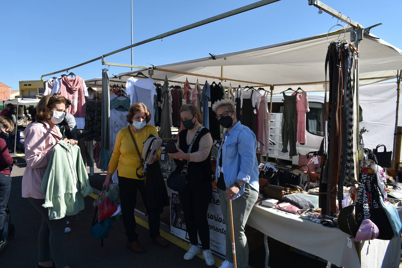 El sol, las altas temperaturas y las buenas compra-ventas pusieron la guinda a la Campaña del Stock en Miajadas. Vecinos y visitantes se animaron a dar un paseo por la zona del mercadillo donde el domingo se instalaron un total de 18 comerciantes de la localidad, quienes a su vez pasaron un gran día en familia. Ropa y calzado para todas las edades, complementos, artículos de decoración, muebles, productos de herboristería, jardinería, todo para las mascotas, aperitivos,.... Durante la jornada entregaron el cheque de 10 euros y al final de ella sortearon en directo los tres cheques de 60, 80 y 150 euros entre los clientes. 