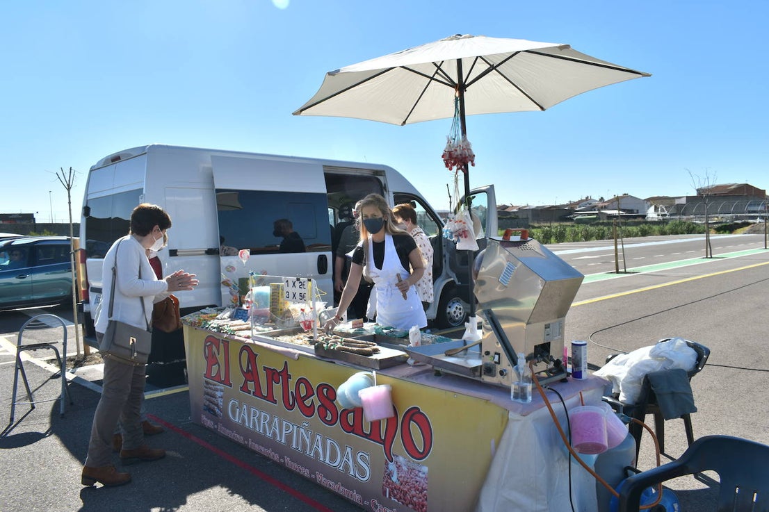 El sol, las altas temperaturas y las buenas compra-ventas pusieron la guinda a la Campaña del Stock en Miajadas. Vecinos y visitantes se animaron a dar un paseo por la zona del mercadillo donde el domingo se instalaron un total de 18 comerciantes de la localidad, quienes a su vez pasaron un gran día en familia. Ropa y calzado para todas las edades, complementos, artículos de decoración, muebles, productos de herboristería, jardinería, todo para las mascotas, aperitivos,.... Durante la jornada entregaron el cheque de 10 euros y al final de ella sortearon en directo los tres cheques de 60, 80 y 150 euros entre los clientes. 