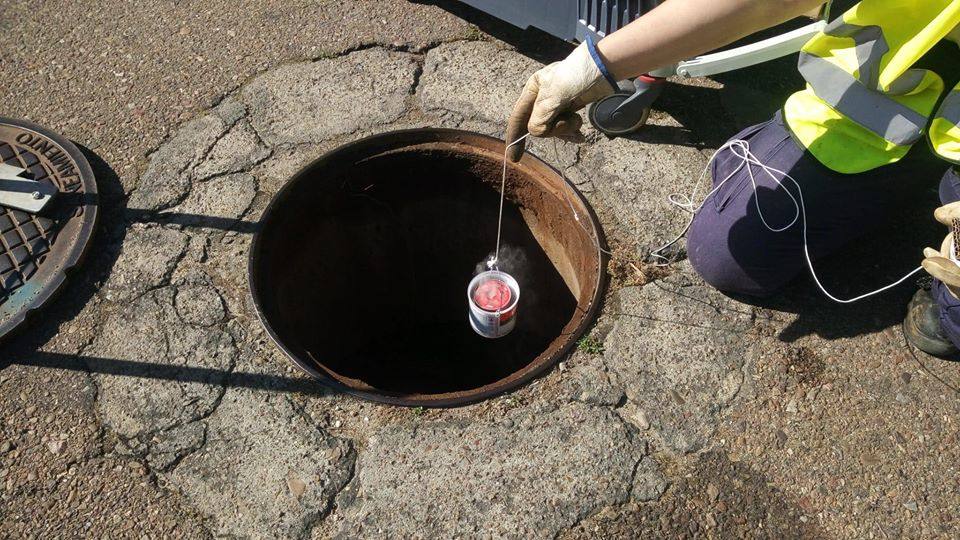 Operarios del Ayuntamiento de Miajadas aplican el tratamiento en la red de alcantarillado 