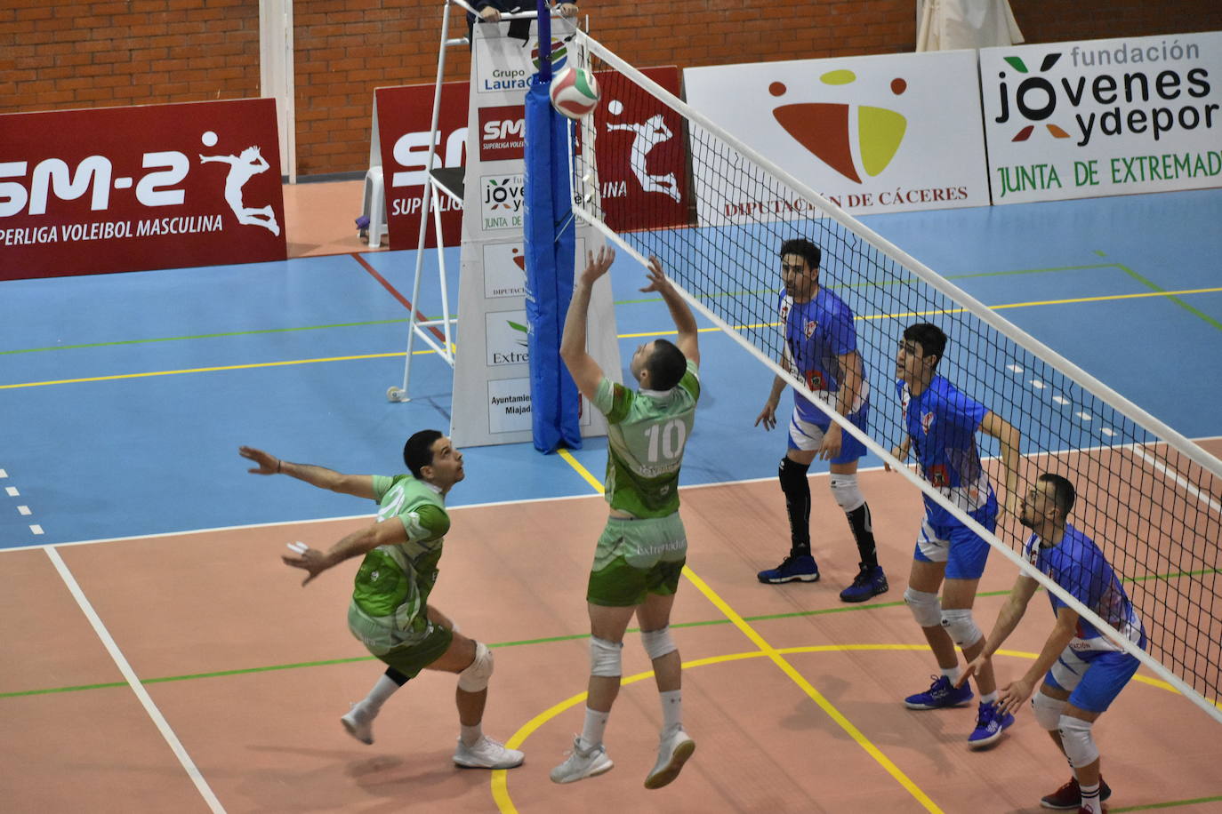 Marco Cebrián coloca la pelota para el remate de Luis Linares 