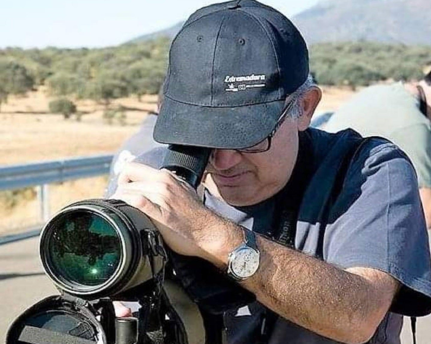 Manuel observando las aves 
