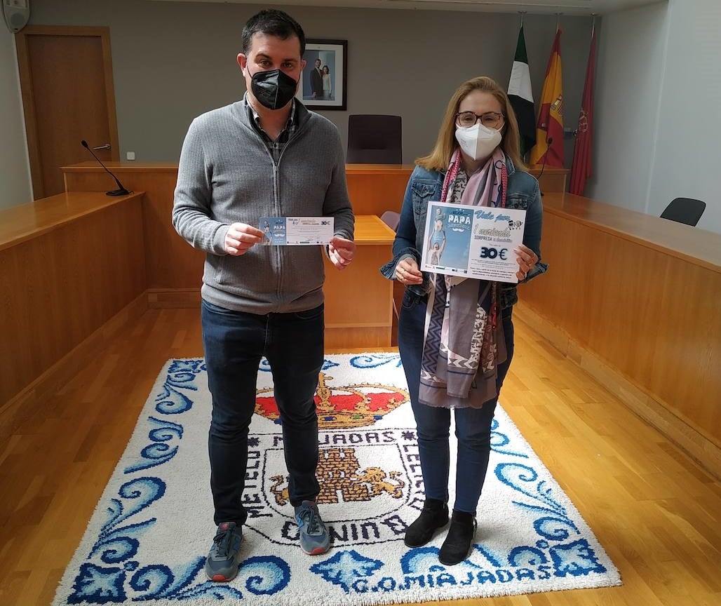 Elisa recibe el premio de manos de 