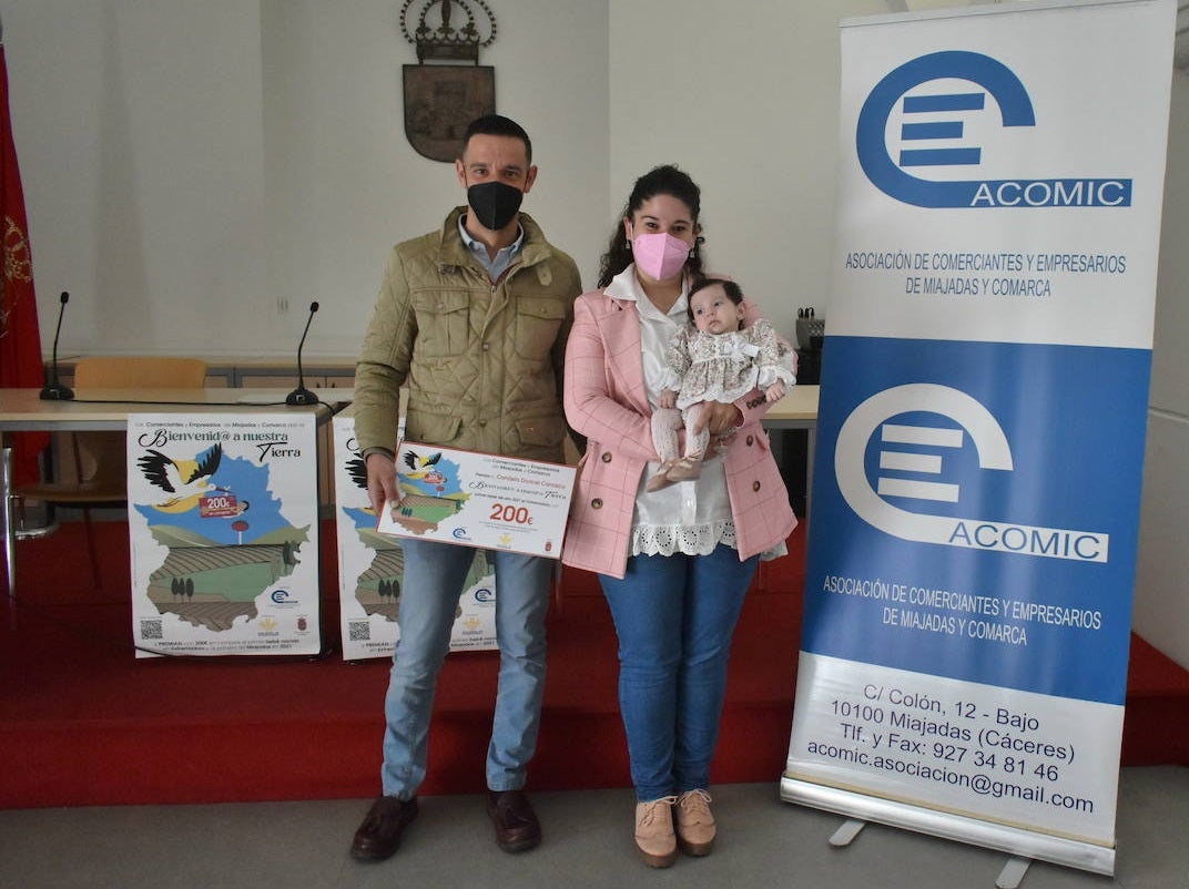 Los padres de la pequeña posan con el cheque de 200 euros 