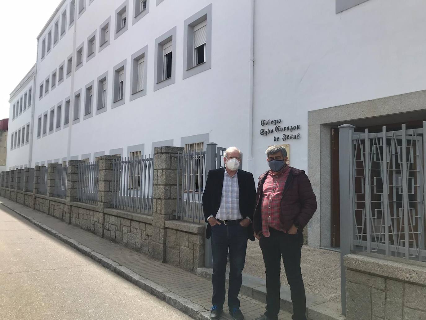 Juan Carlos Rodríguez Ibarra y Antonio Díaz, alcalde de Miajadas, a la puerta del Sagrado Corazón 