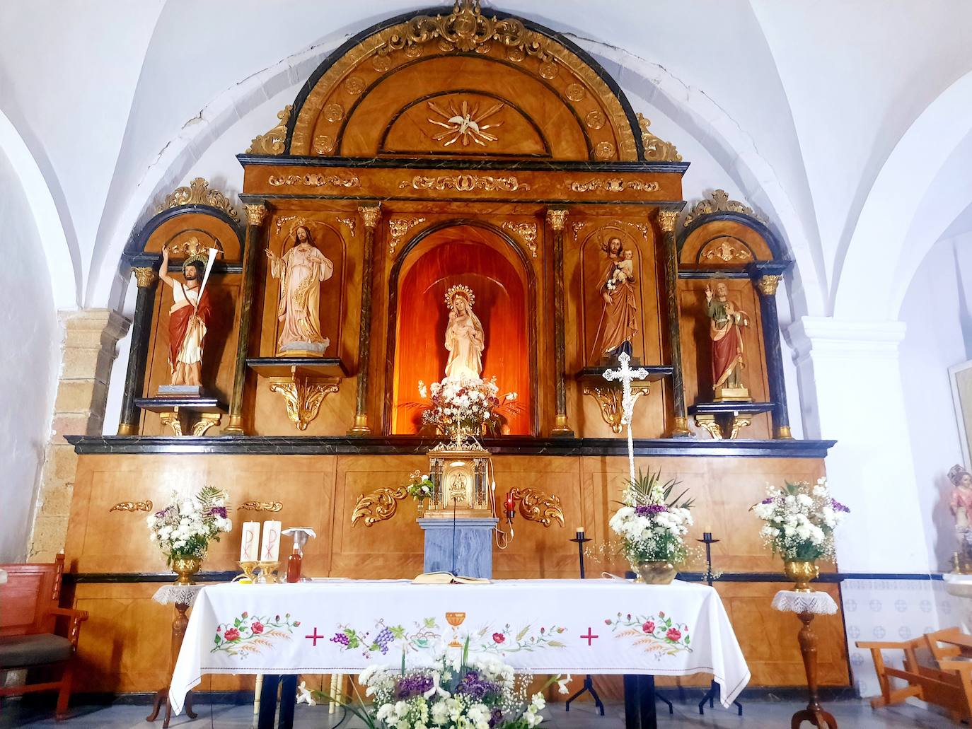 Miajadas ha vivido esta Semana Santa atípica en el interior de los templos, centrada en una 'reflexión interior'. Una situación que consideran una 'lección de vida' para entender y profundizar aspectos de la vida como el amor, la entrega, la pasión y la cruz presentes en los misterios de la vida de Cristo. 