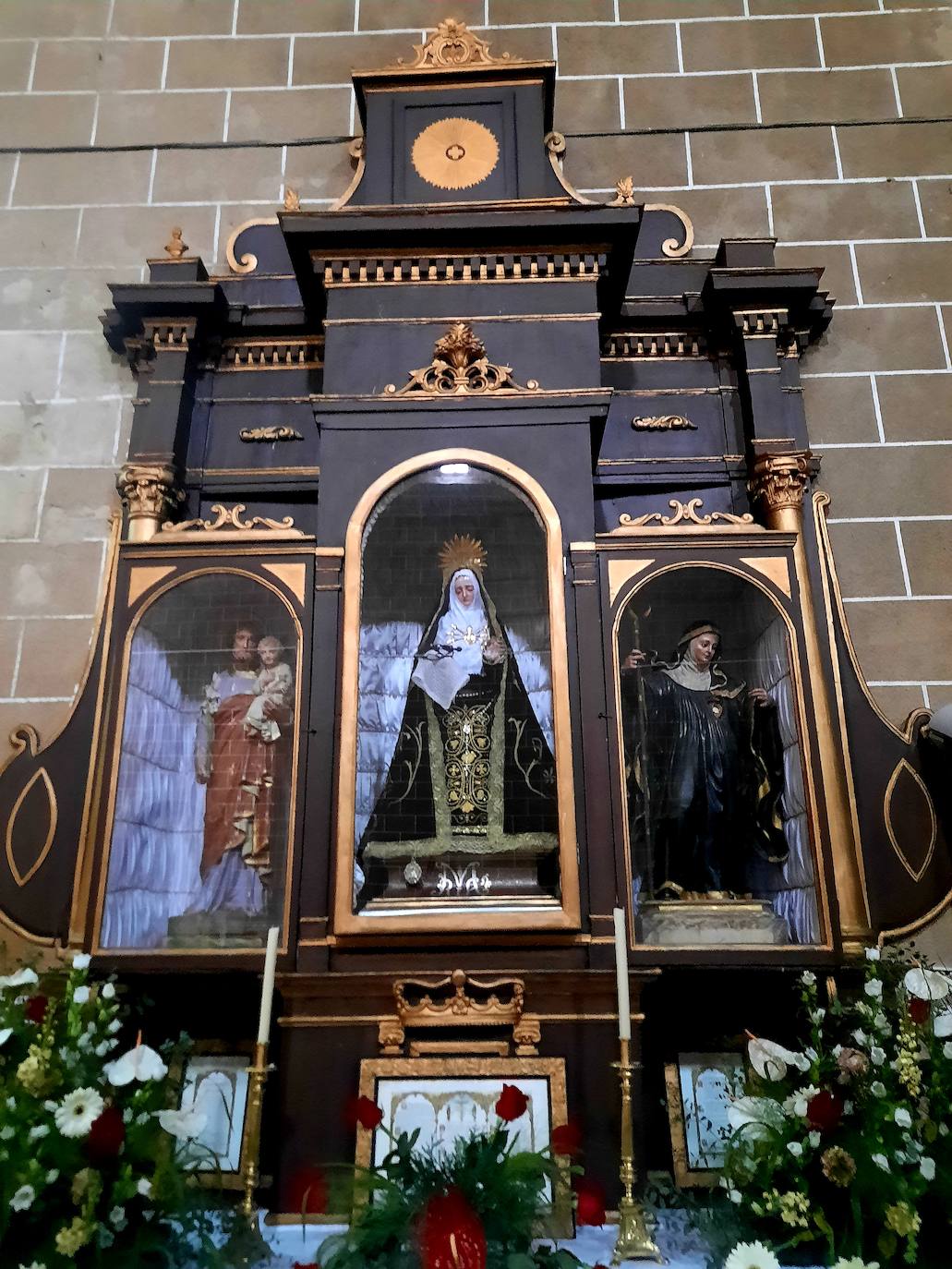 Miajadas ha vivido esta Semana Santa atípica en el interior de los templos, centrada en una 'reflexión interior'. Una situación que consideran una 'lección de vida' para entender y profundizar aspectos de la vida como el amor, la entrega, la pasión y la cruz presentes en los misterios de la vida de Cristo. 