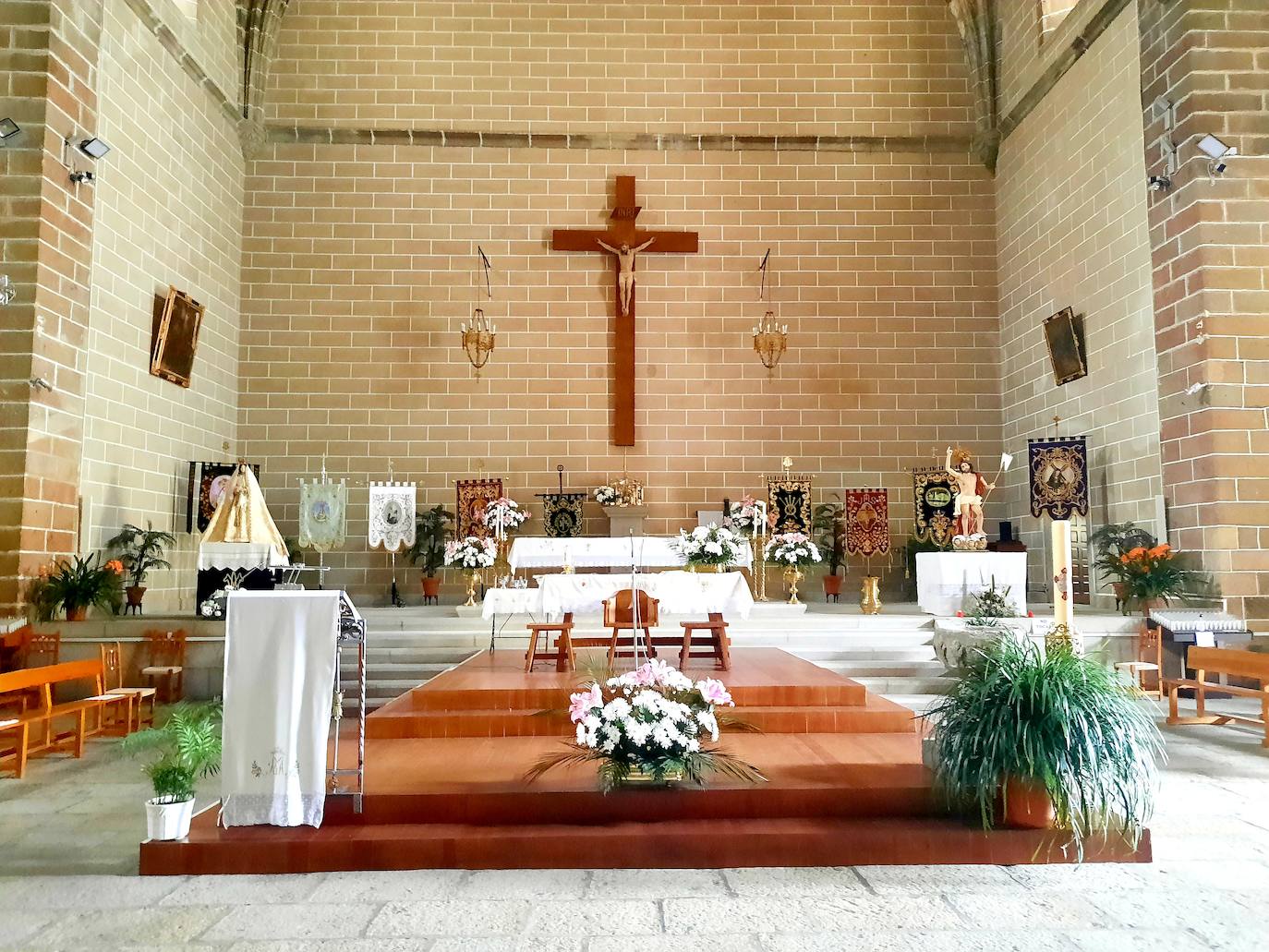 Miajadas ha vivido esta Semana Santa atípica en el interior de los templos, centrada en una 'reflexión interior'. Una situación que consideran una 'lección de vida' para entender y profundizar aspectos de la vida como el amor, la entrega, la pasión y la cruz presentes en los misterios de la vida de Cristo. 