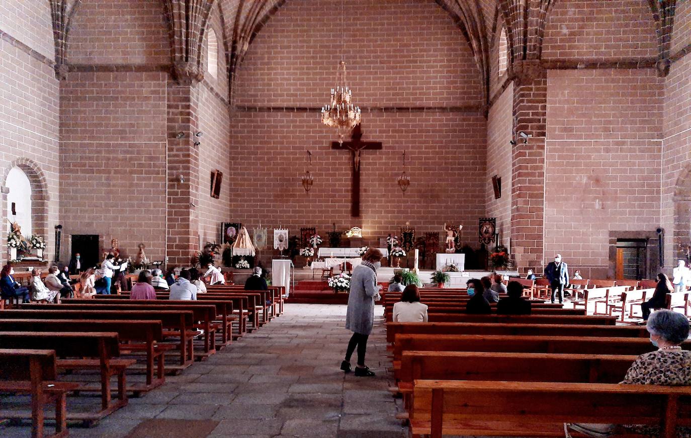 Miajadas ha vivido esta Semana Santa atípica en el interior de los templos, centrada en una 'reflexión interior'. Una situación que consideran una 'lección de vida' para entender y profundizar aspectos de la vida como el amor, la entrega, la pasión y la cruz presentes en los misterios de la vida de Cristo. 