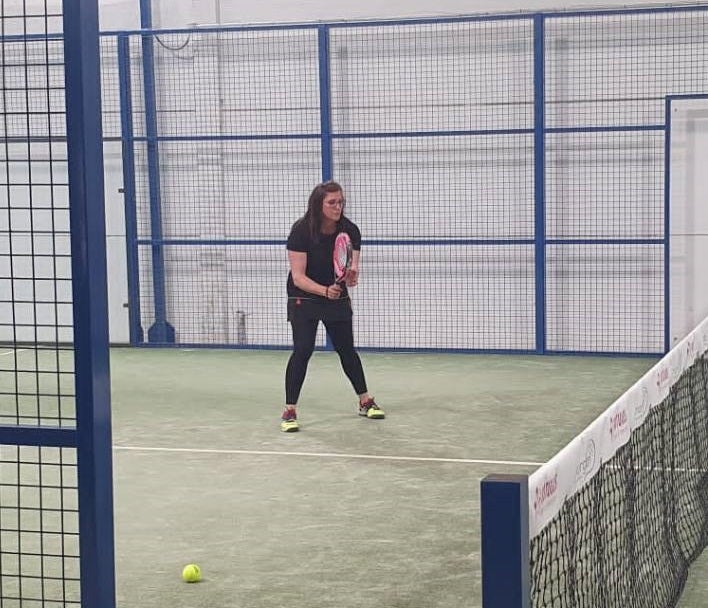 Ayer, 6 de abril, se celebró el Día Internacional del Deporte para el Desarrollo y la Paz, y los miajadeños se volcaron para poner su granito de arena. El Área de Deportes recibió una amplia respuesta a su propuesta convertida en fotografías de todos los deportistas con los que Miajadas tiene la suerte de contar. Voleibol, baloncesto, ciclismo, pádel, marcha, senderismo, running, ping pong, patinaje,... Todo lo que contribuya a la salud física es bienvenido. 