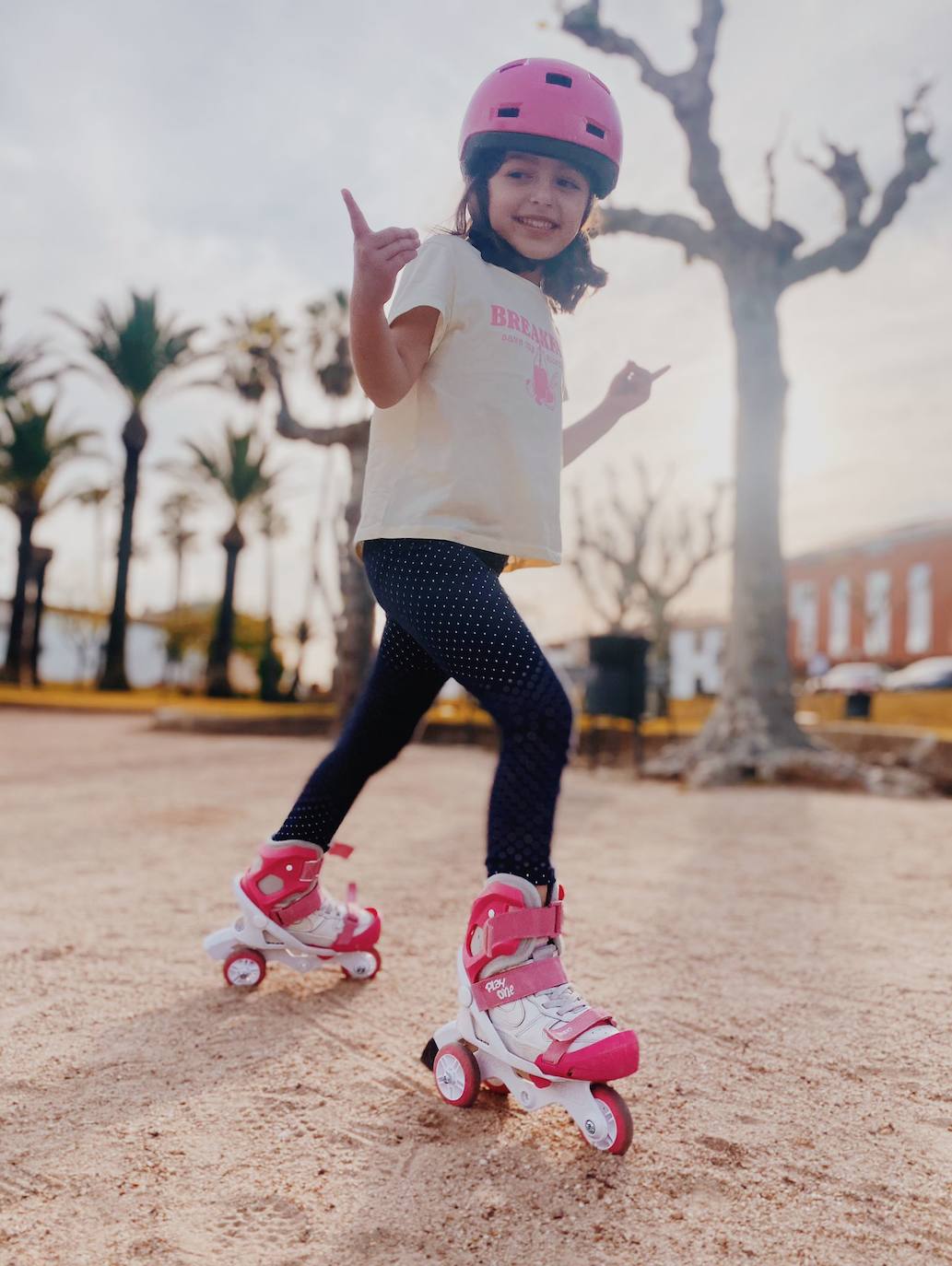 Ayer, 6 de abril, se celebró el Día Internacional del Deporte para el Desarrollo y la Paz, y los miajadeños se volcaron para poner su granito de arena. El Área de Deportes recibió una amplia respuesta a su propuesta convertida en fotografías de todos los deportistas con los que Miajadas tiene la suerte de contar. Voleibol, baloncesto, ciclismo, pádel, marcha, senderismo, running, ping pong, patinaje,... Todo lo que contribuya a la salud física es bienvenido. 